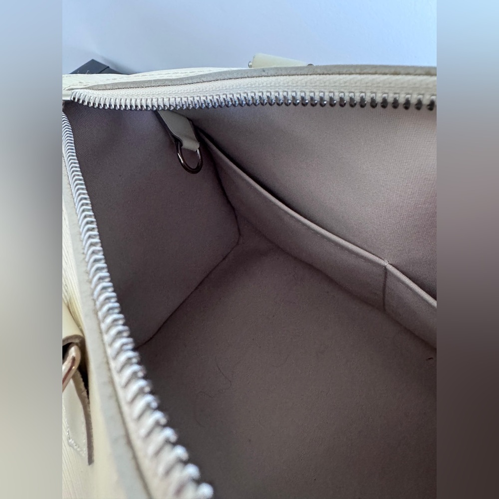 Authentic Louis Vuitton Speedy 25 White Epi Leather - Picture 9 of 16